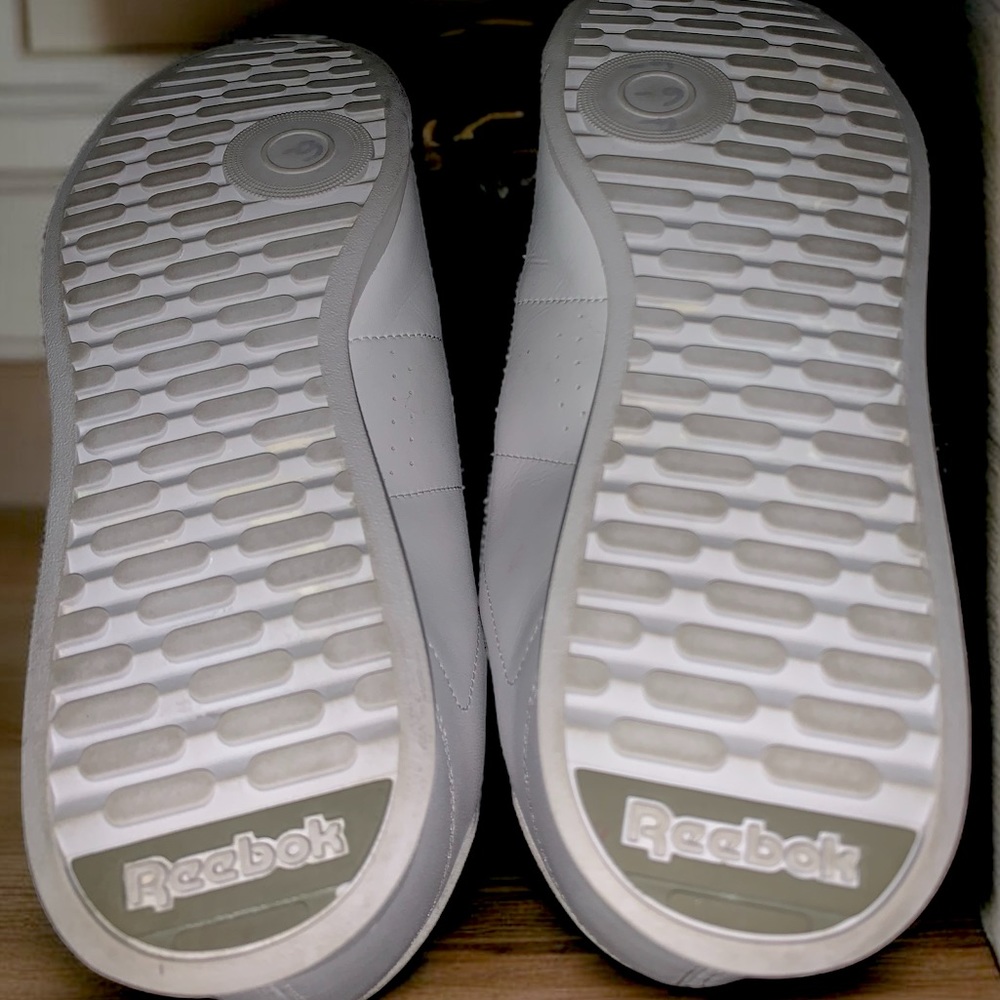 Size 9 White Reebok Classic. - Picture 4 of 4